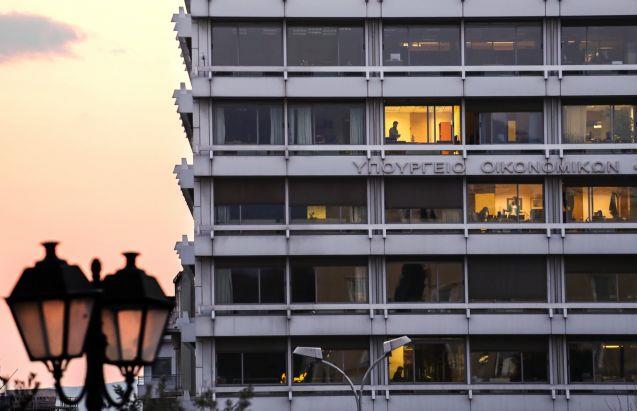 Φορολογικό: Έκτακτη εισφορά στο 10% και σκέψεις για αναδρομικά