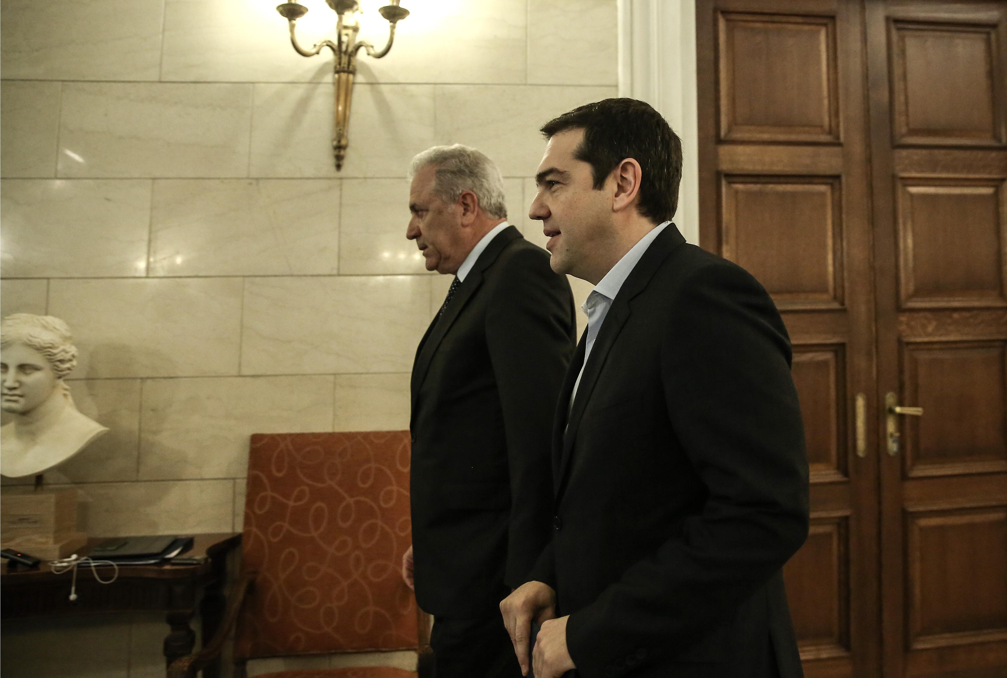 Πρόοδο στην αντιμετώπιση του προσφυγικού διαπιστώνουν Τσίπρας – Αβραμόπουλος