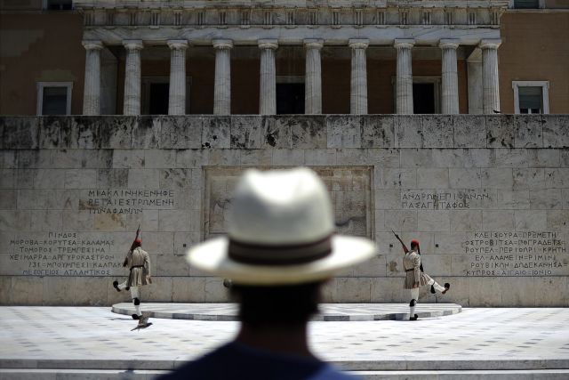 Ύφεση 0,6% για την ελληνική οικονομία στο δ' τρίμηνο του 2015