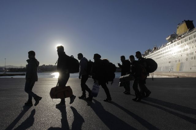 Εγκλωβισμένοι στο λιμάνι του Πειραιά 1.200 πρόσφυγες