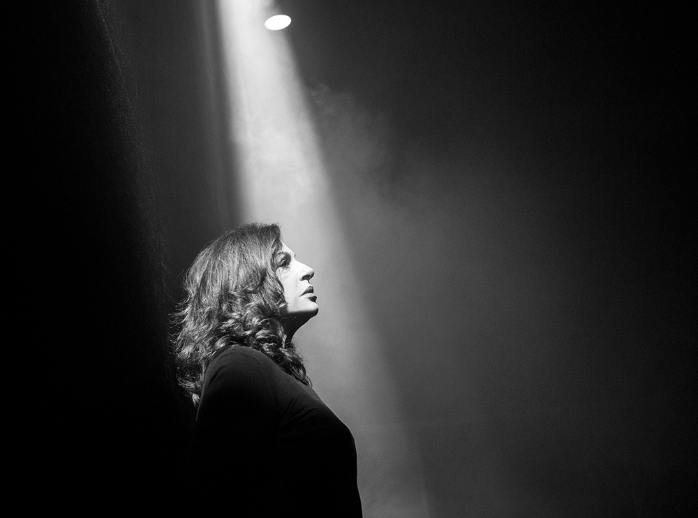 Η Χάρις Αλεξίου ξετυλίγει το νήμα της ζωής της στο σανίδι