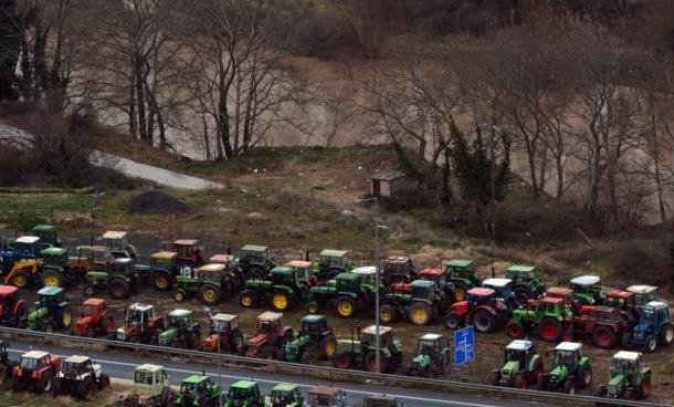 Κλείνουν επ’ αόριστον οι αγρότες τα Τέμπη