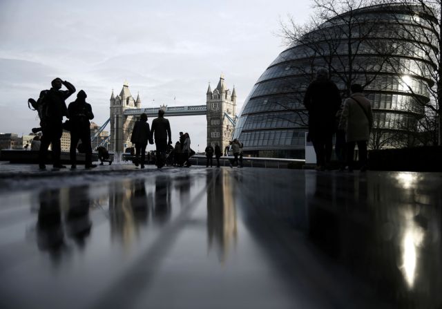 Κομισιόν για τα βρετανικά επιδόματα: Θα μπορούσε και άμεσα να μπει φρένο