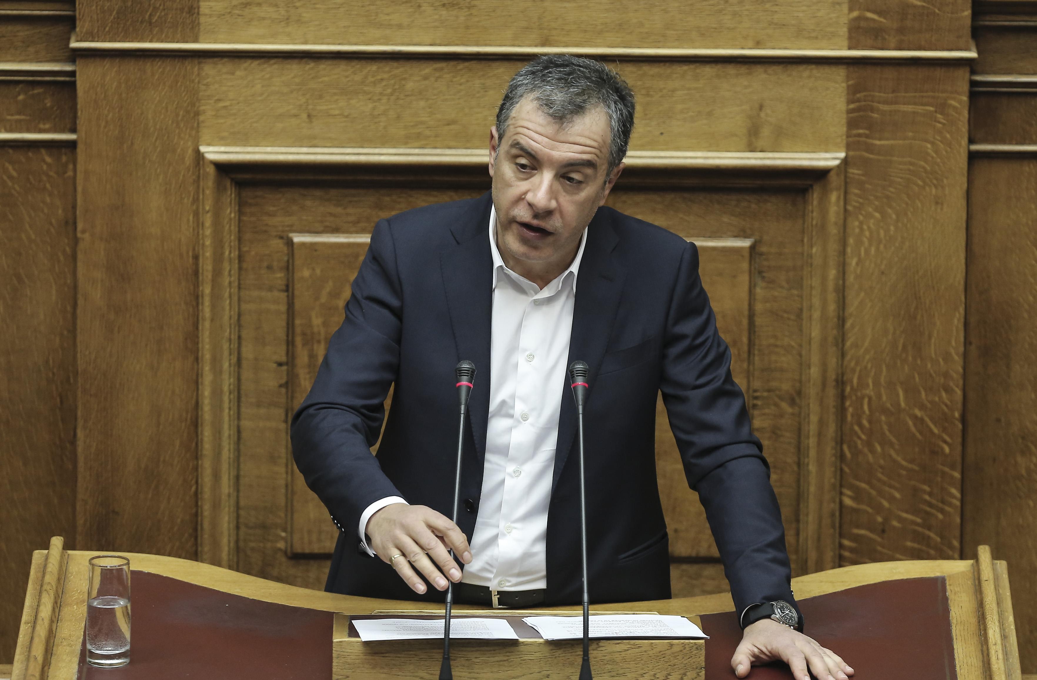 Θεοδωράκης: Να δώσουμε άδειες σε όσους πληρούν τις προϋποθέσεις