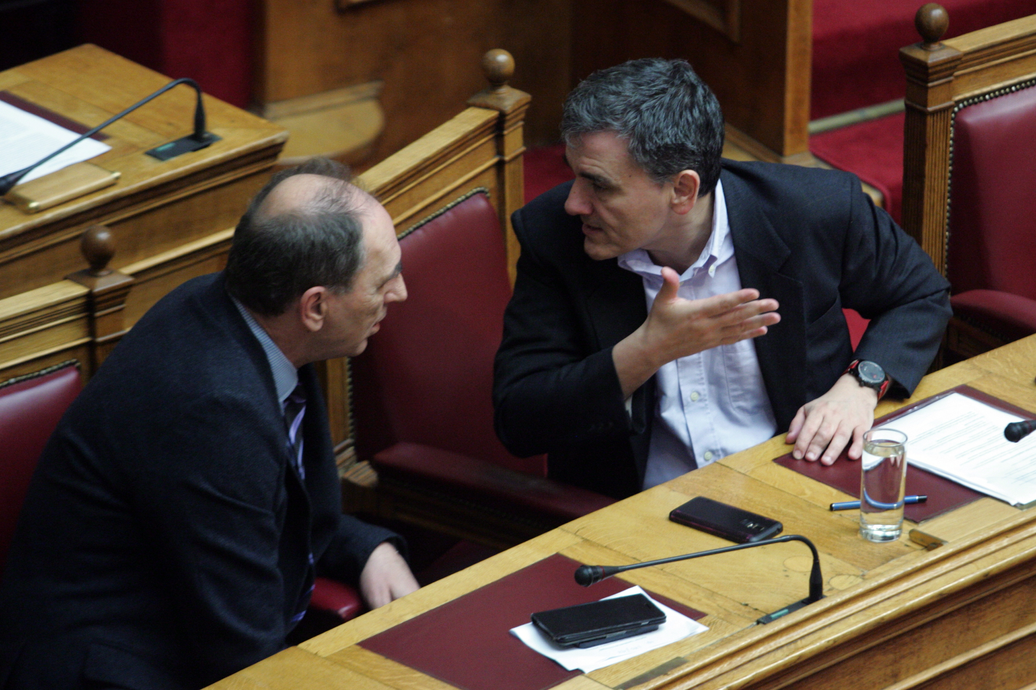 Σκληρές πιέσεις επί εννέα ώρες σε Σταθάκη και Τσακαλώτο