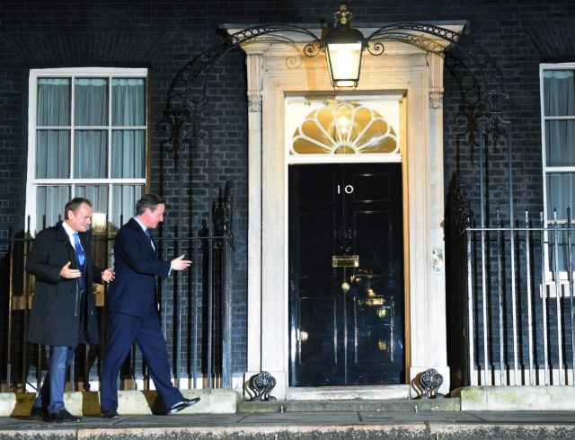 EE και Βρετανία: Πρώτη συμφωνία για τα επιδόματα σε ξένους, συνεχίζεται το πόκερ