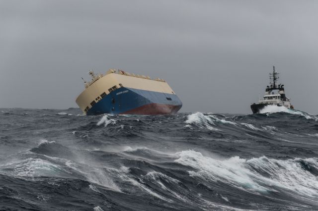 Ακυβέρνητο πλοίο πλέει προς τις γαλλικές ακτές