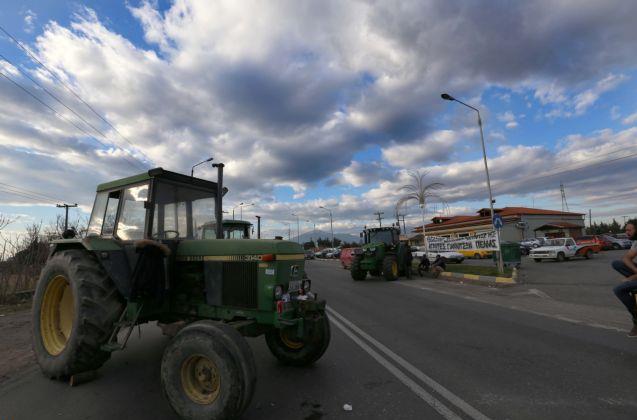 Σκληραίνουν τη στάση τους οι αγρότες, επεκτείνουν τα μπλόκα