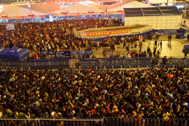 Δεκάδες χιλιάδες κινέζοι ταξιδιώτες αποκλεισμένοι από το χιόνι