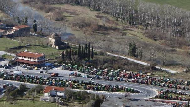 Κλείνουν δρόμους, αεροδρόμια και λιμάνια οι αγρότες