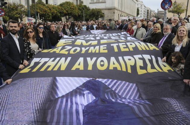 Συνεχίζουν την αποχή από τα καθήκοντά τους οι συμβολαιογράφοι