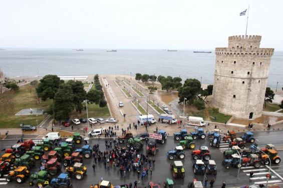 Τρακτέρ και στον Λευκό Πύργο, κλειστά 12 ώρες τα Τέμπη