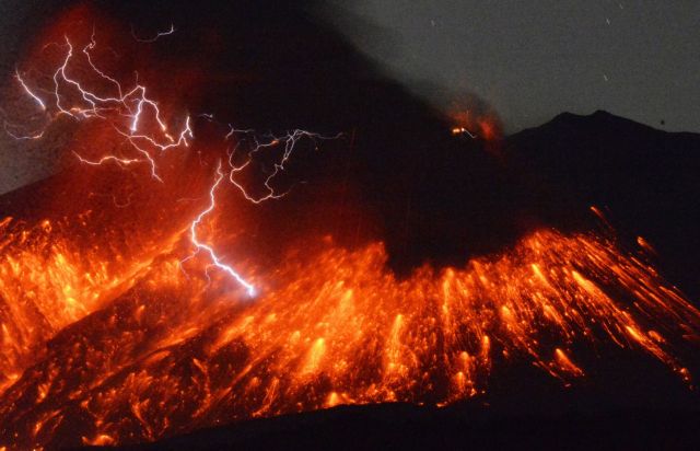 Βίντεο: Λάβα και κεραυνοί σε ηφαίστειο της Ιαπωνίας