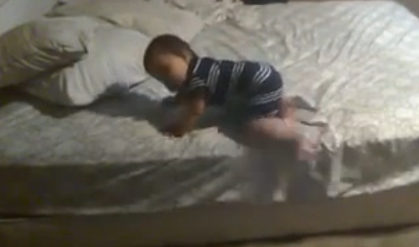 Πολυμήχανος μπόμπιρας βρίσκει τρόπο να κατέβει από το κρεβάτι