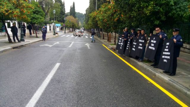 Έλεγχος σε όσους διασχίζουν πεζή την Ηρώδου Αττικού