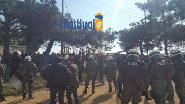 Εισβολή κατοίκων στο στρατόπεδο για τους πρόσφυγες στα Διαβατά