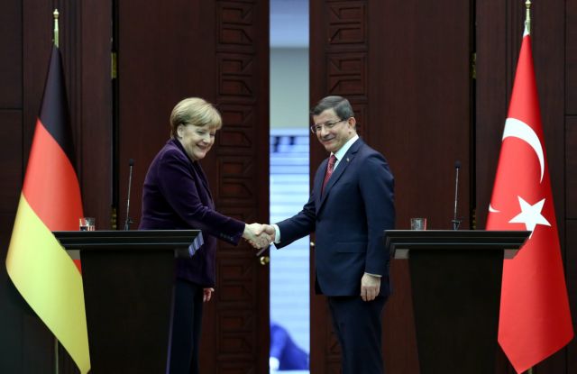 ΝΑΤΟϊκή ανάμειξη στο προσφυγικό προωθούν Μέρκελ-Νταβούτογλου