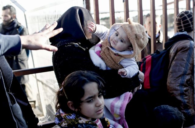 «Ελεγχόμενη» είσοδος Σύρων προσφύγων, 10.000 πέρασαν στην Τουρκία