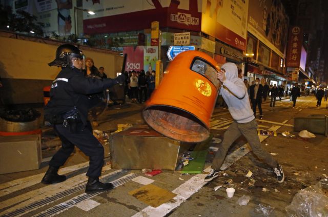 Χονγκ Κονγκ: Συγκρούσεις αστυνομικών και διαδηλωτών με προειδοποιητικά πυρά