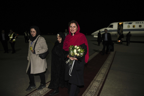 Πάγκαλος κατά της συντρόφου του πρωθυπουργού για τη μαντήλα στο Ιράν