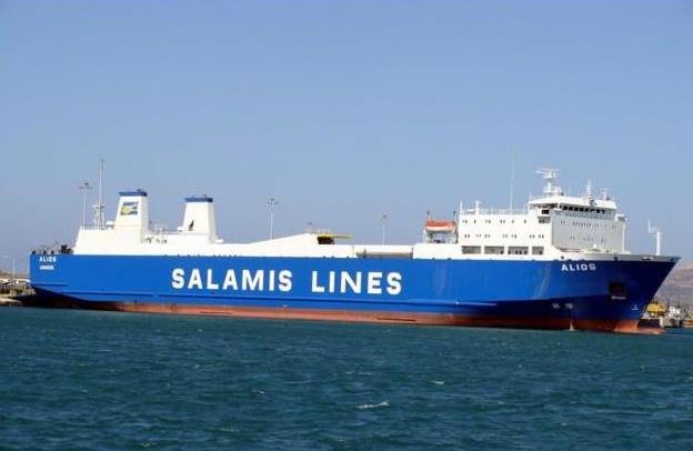 Αποκολλήθηκε και ρυμουλκείται φορτηγό πλοίο που προσάραξε