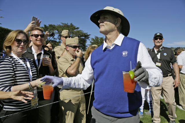 Ο Μπιλ Μάρεϊ πέταξε κινητά τηλέφωνα θαυμαστών -και τώρα τους αποζημιώνει