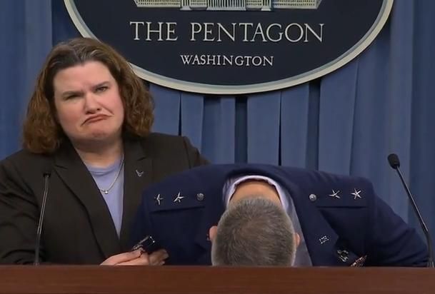 Υποπτέραρχος λιποθυμά στο βήμα την ώρα συνέντευξης Τύπου στο Πεντάγωνο