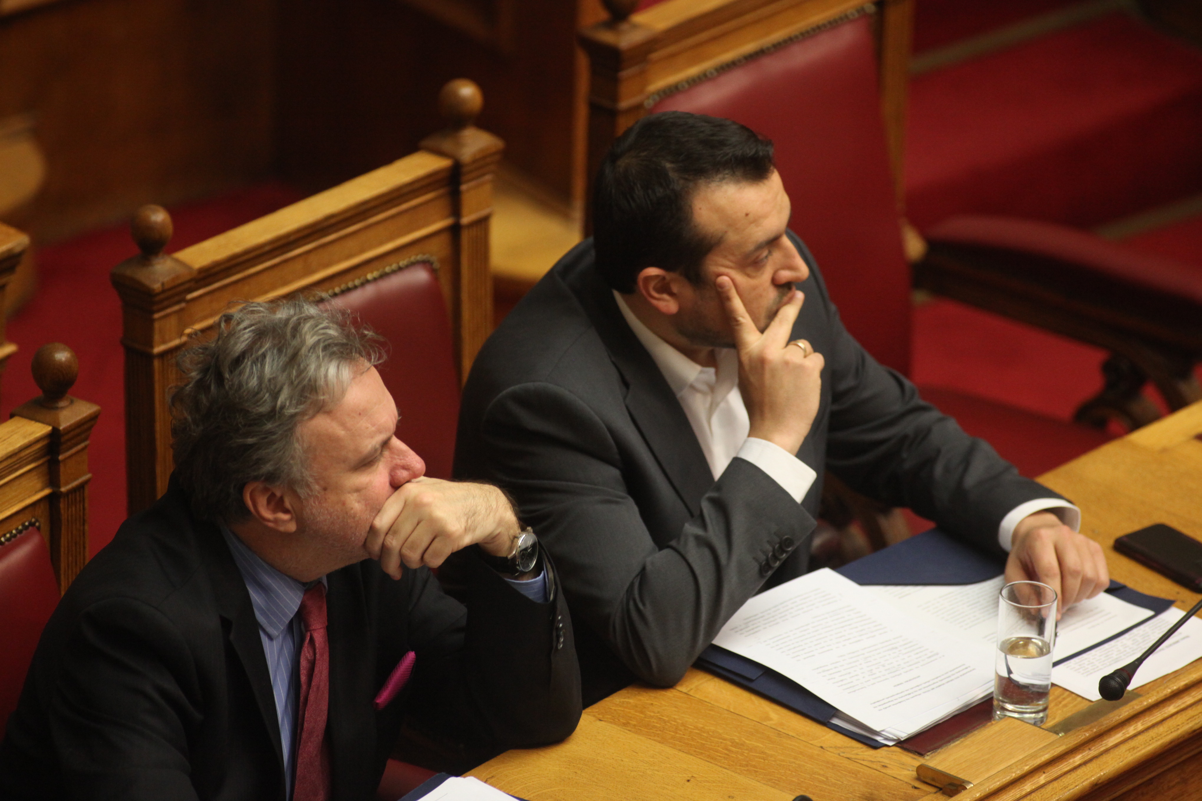 Σκληρή κόντρα στη Βουλή για τις τηλεοπτικές άδειες