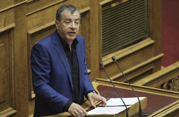 Ένα βήμα πίσω από κυβέρνηση και αγρότες ζητά ο Στ.Θεοδωράκης