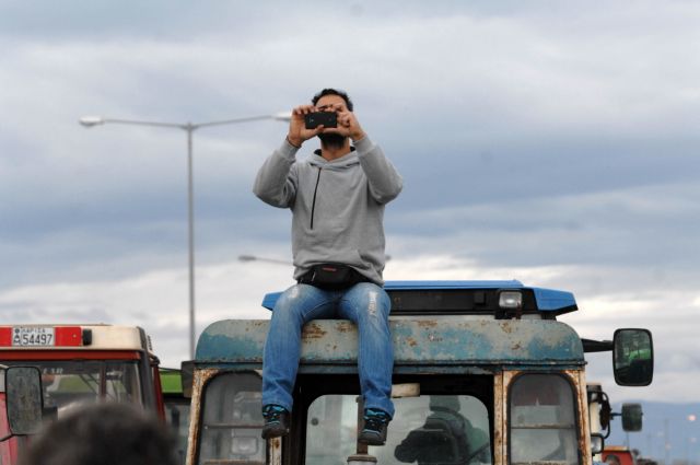 Συνεχίζονται οι πολύωροι αποκλεισμοί δρόμων από τους αγρότες