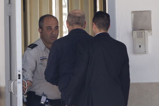 Tην πόρτα του κελιού του πέρασε ο Εχούντ Ολμέρτ