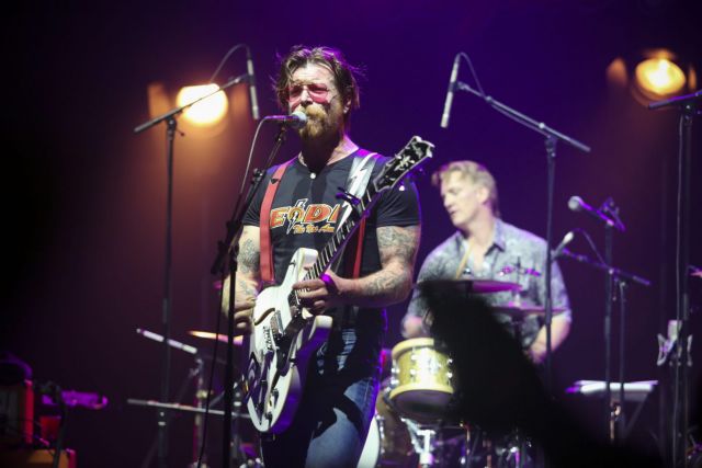 Οι Eagles of Death Metal γύρισαν και τελείωσαν τη συναυλία του Bataclan