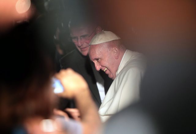 Εκνευρίστηκε ο Πάπας με πιστό που τον τράβηξε και σχεδόν τον έριξε