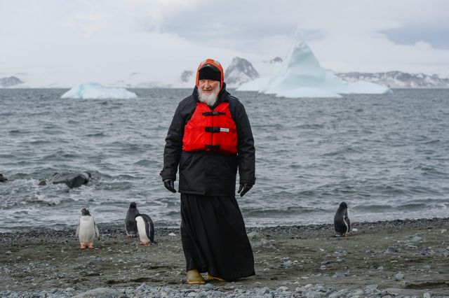 Ο ρώσος πατριάρχης ποζάρει πανευτυχής με τους πιγκουίνους στην Ανταρκτική