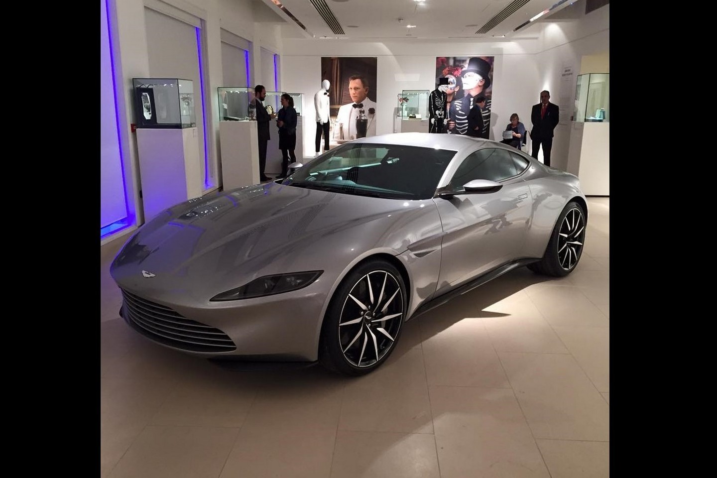 Για πάνω απο τρία εκατομμύρια ευρώ δημοπρατήθηκε η Aston Martin DB10 του James Bond