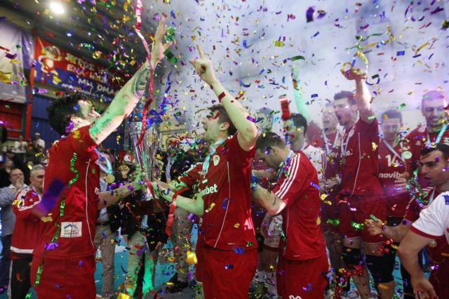 Ο Ολυμπιακός με επική ανατροπή πανηγύρισε το Λιγκ Καπ στη Σύρο