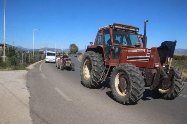 Στα μπλόκα οι αγρότες, με το βλέμμα στο Μαξίμου