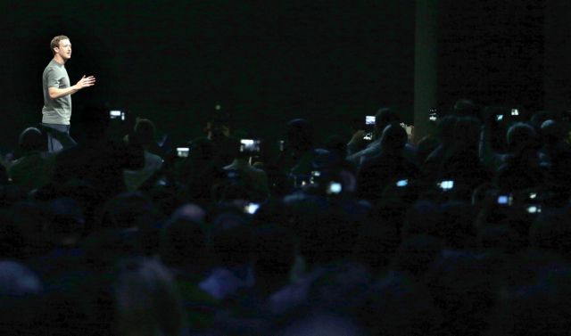 Ο Ζούκερμπεργκ κλέβει την παράσταση (της Samsung) στη Βαρκελώνη