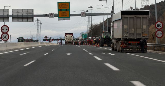 Αποχωρούν -μέχρι νεωτέρας- οι αγρότες από τα μπλόκα
