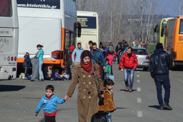 Μπλόκα της Αστυνομίας στα πούλμαν με πρόσφυγες