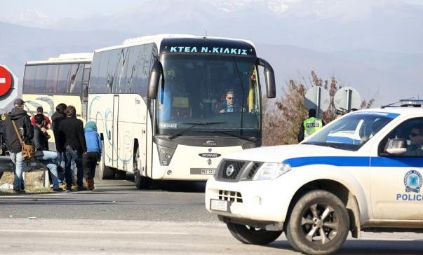 Στα Διαβατά τα λεωφορεία με πρόσφυγες από την Αθήνα προς Ειδομένη
