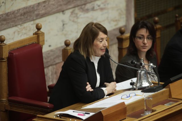 «Να πάτε να λιαστείτε»: Νέος καβγάς στη Βουλή με φόντο το προσφυγικό