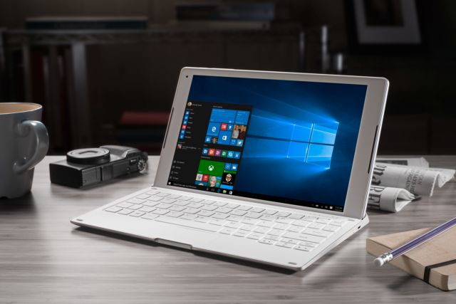 Alcatel Plus 10: «Αυτό το tablet που γίνεται laptop θα σας προκαλέσει ζήλια»