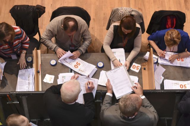 Ιρλανδική κάλπη: Μετρώντας, ελπίζοντας, αλλά στο βάθος περιμένει αδιέξοδο