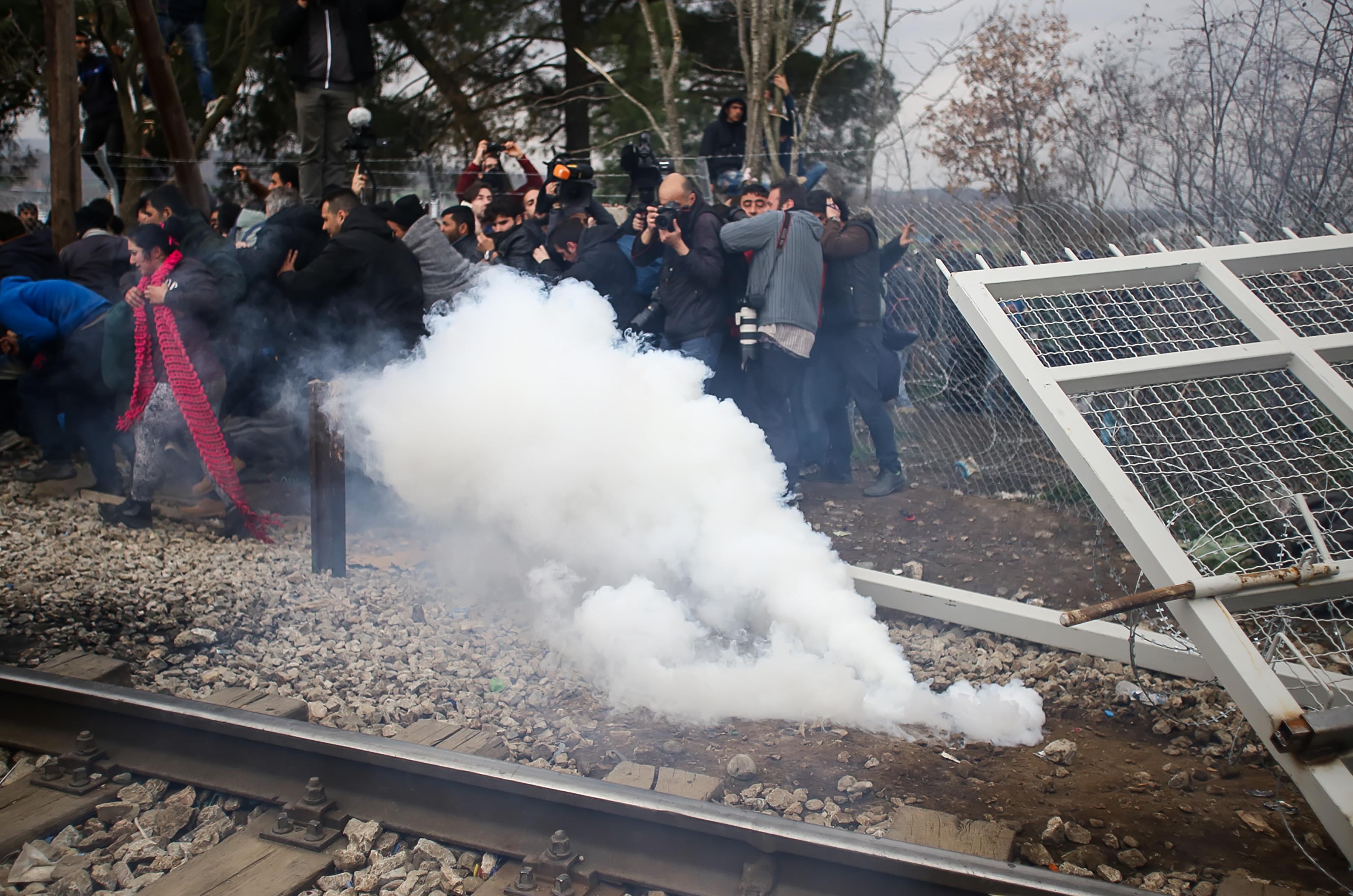 Ένταση στην Ειδομένη, χημικά κατά των προσφύγων πάνω στον φράχτη