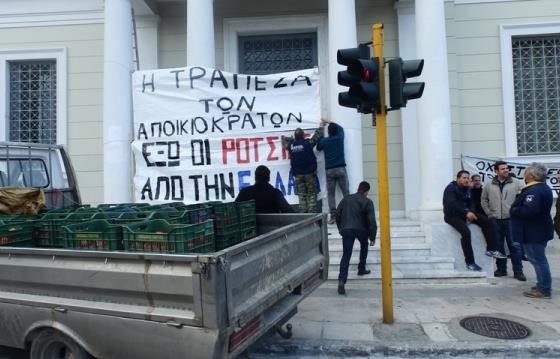Χανιά: Αγρότες και κτηνοτρόφοι απέκλεισαν κατάστημα της ΤτΕ