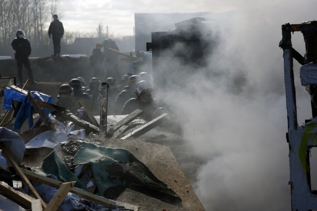 Πέτρες και δακρυγόνα στην επιχείρηση διάλυσης της «ζούγκλας» του Καλαί