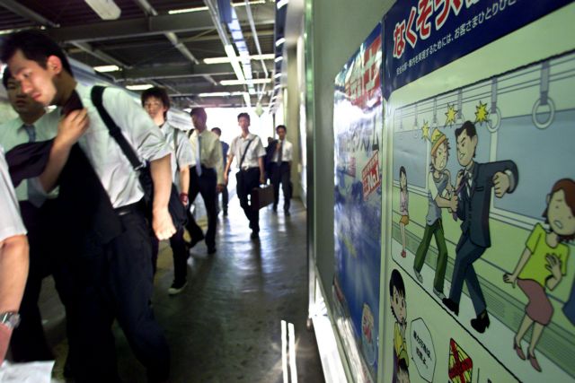 Στο μετρό του Τόκιο κάποιος κλέβει... χειρολαβές