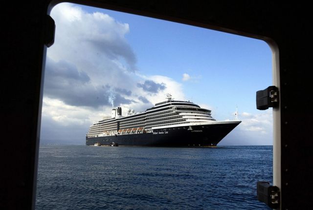 Εξηνταπεντάχρονη προσπάθησε να προλάβει κρουαζιερόπλοιο… κολυμπώντας