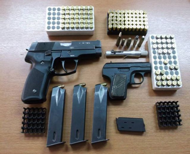 Έμπορος όπλων έβγαζε σε πελάτες του πλαστές άδειες κατοχής πυροβόλων